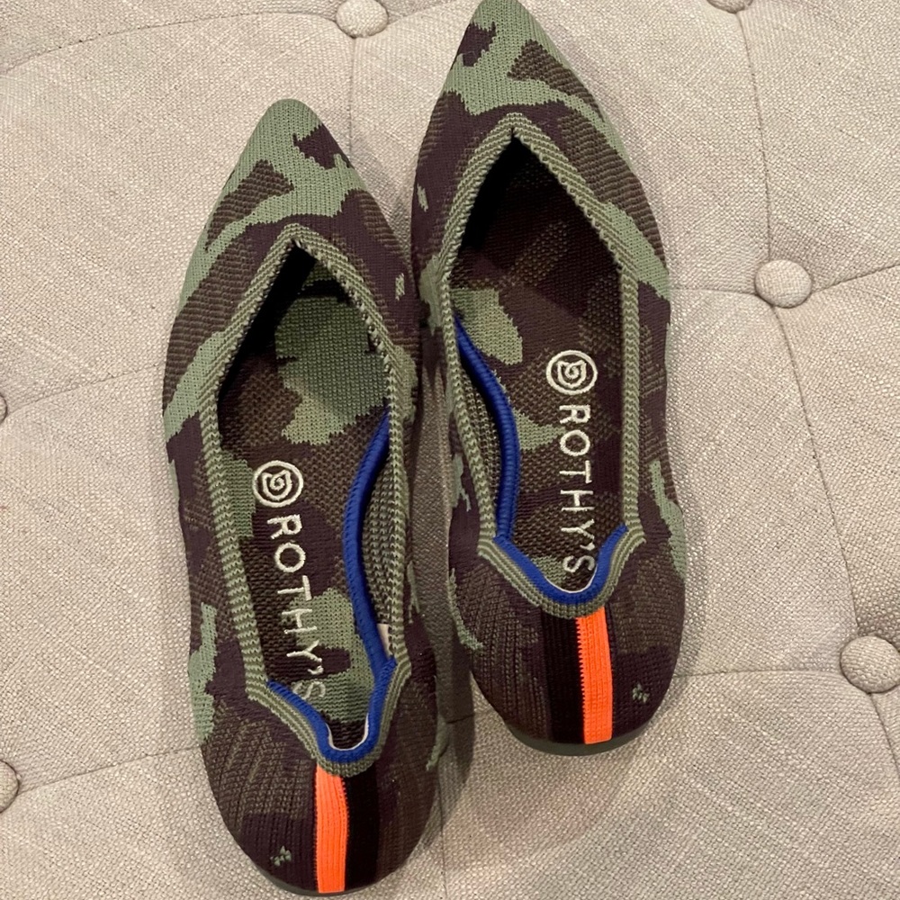 EUC size 7 green camo Rothy’s